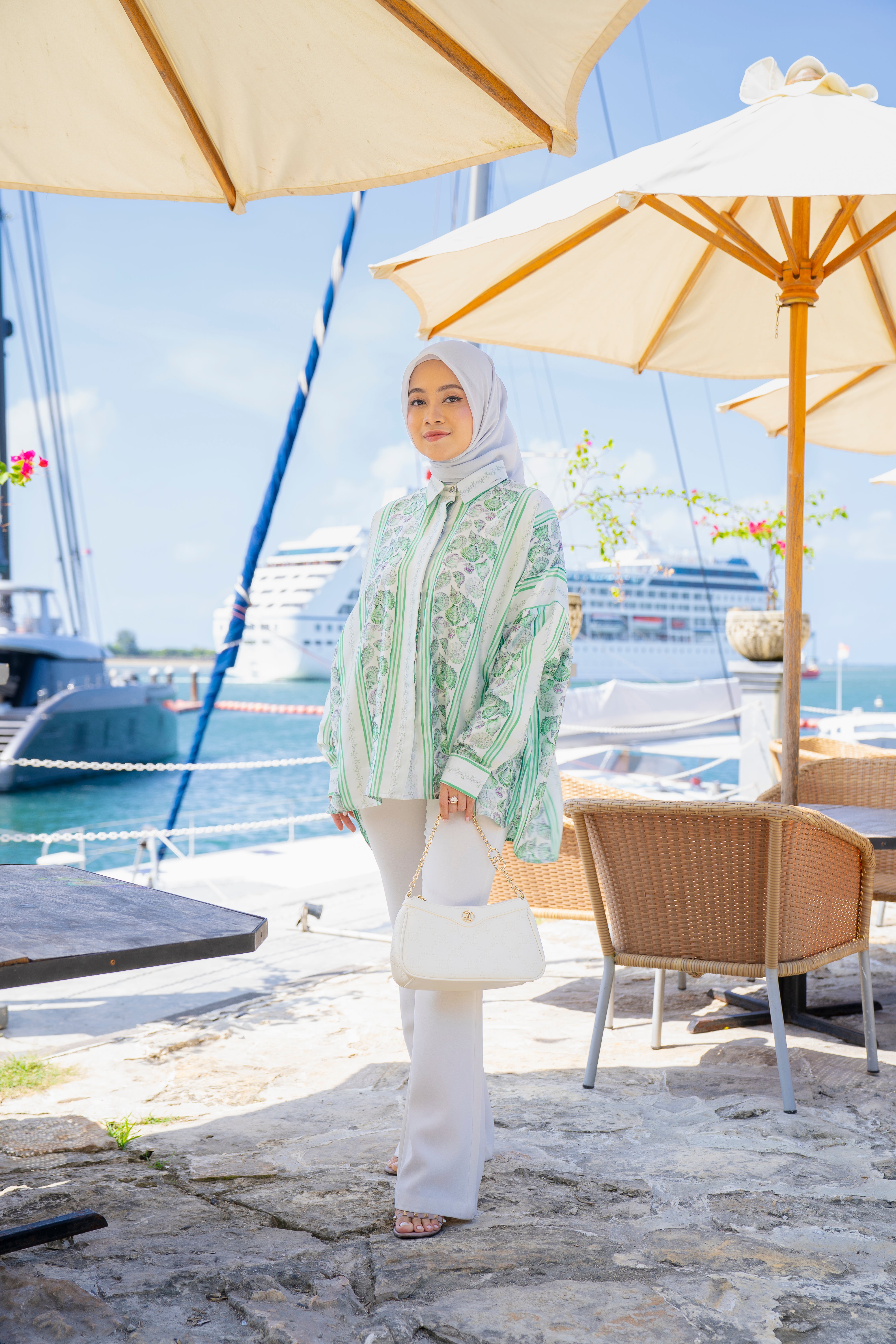 By the Sea Shore - Oversize Shirt (Tropical Fern)