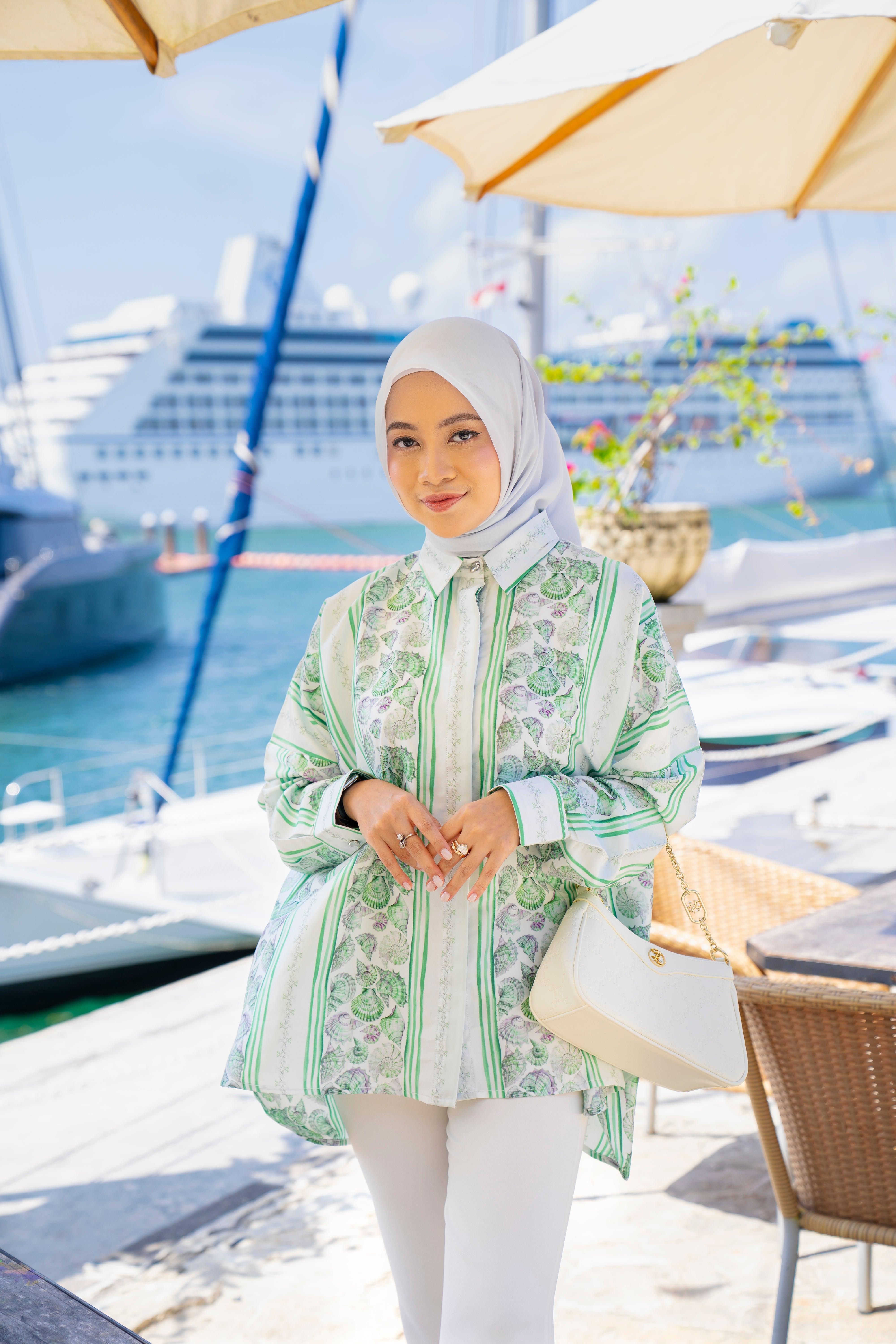 By the Sea Shore - Oversize Shirt (Tropical Fern)