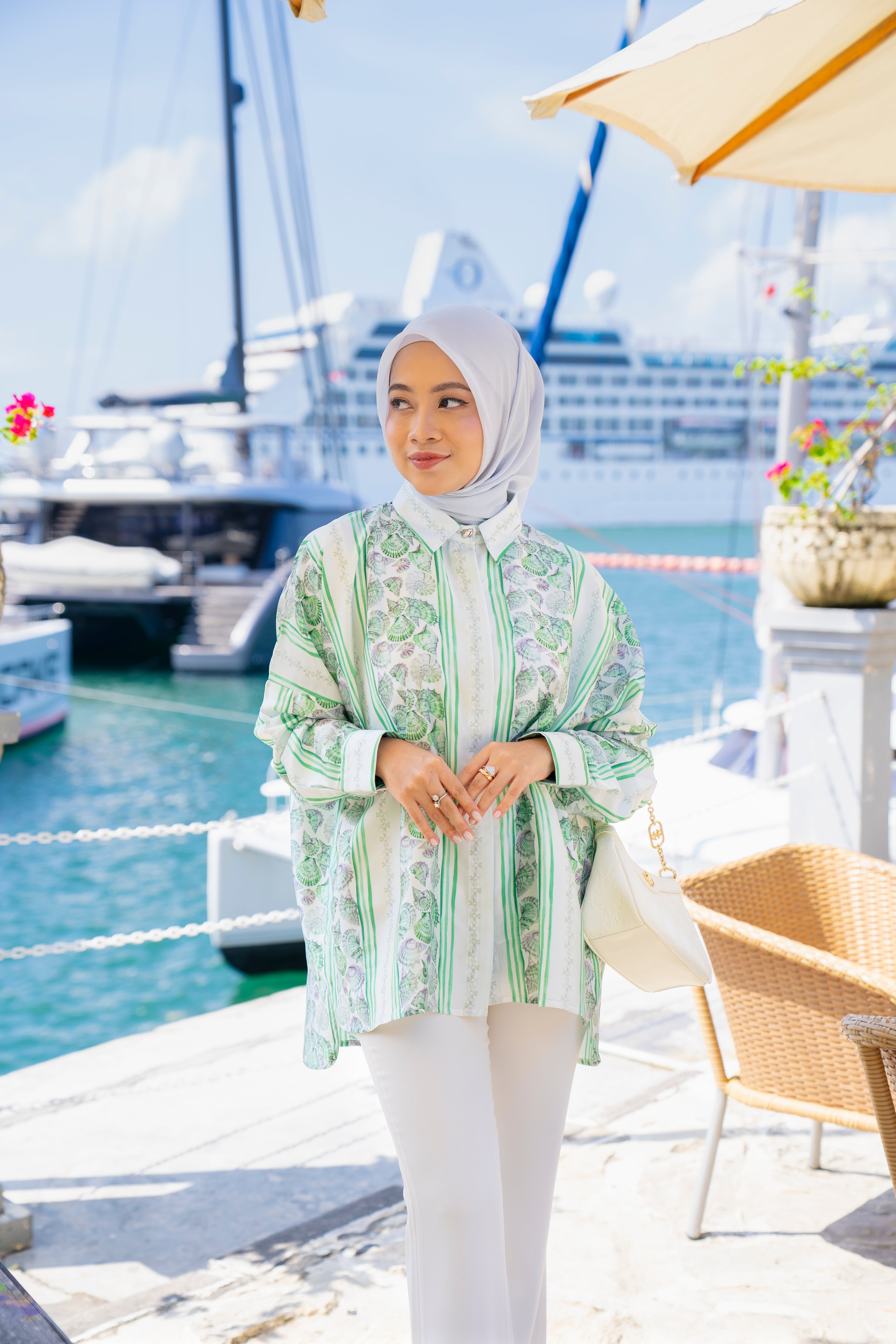 By the Sea Shore - Oversize Shirt (Tropical Fern)